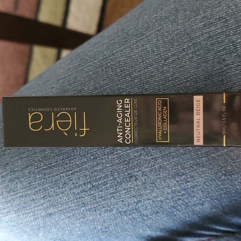 Fiera Anti Aging concealer with Hylauronic Acid & Collagen.